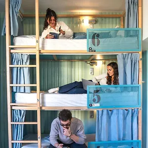 Ozz By Happyculture Hostel